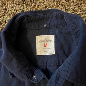 Gap Men’s Blue Oxford, Size M, Like New! Perfect for all ages!